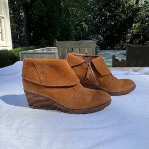 North Face waterproof fold over booties with 2” wedge heel & side zip. Sz 9.5